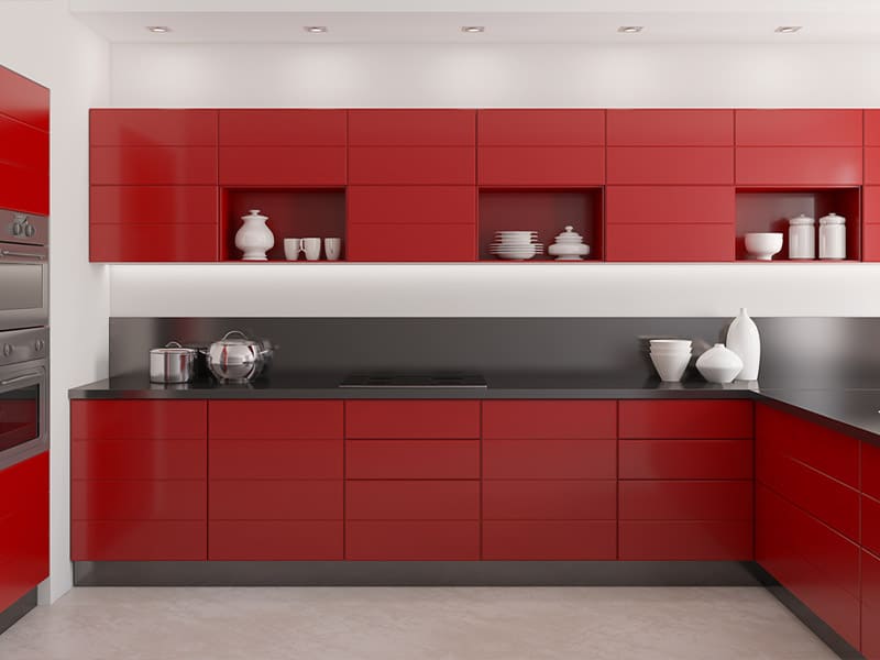 مطبخ PVC أحمر بتصميم على شكل حرف L مناسب للمساحات الواسعة